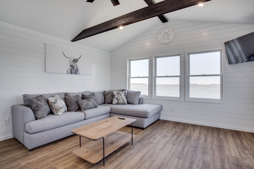 Kent Narrows Houseboat Rental - Living Room